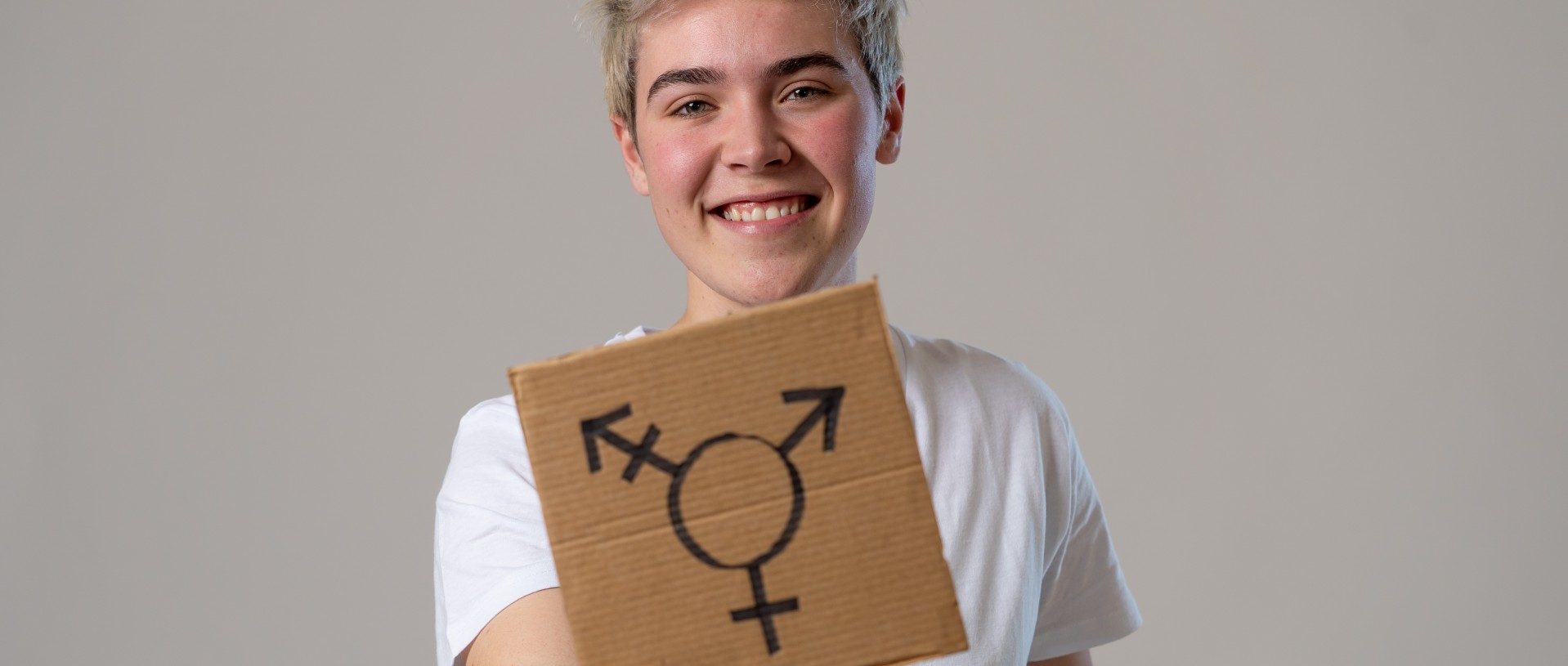 guapo adolescente trans feliz y orgulloso | cirugía transgénero